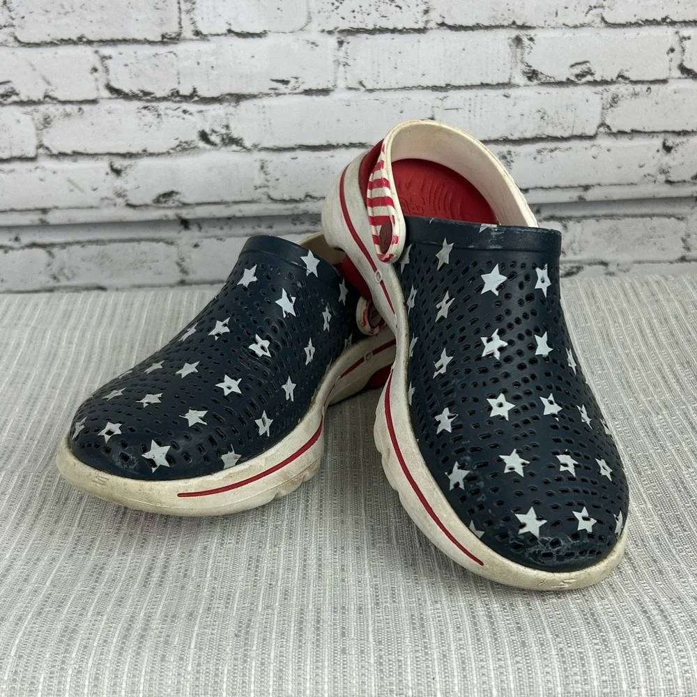 37. Sketchers | American flag stars and stripes, croc like shoes size: 5Y